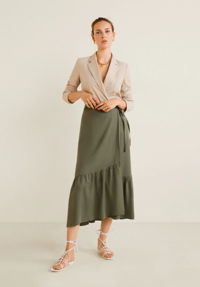 Esta falda pareo con detalle de volante en el bajo pasa de 39.99 a 29.99 euros en las rebajas 'mid season' de Mango.