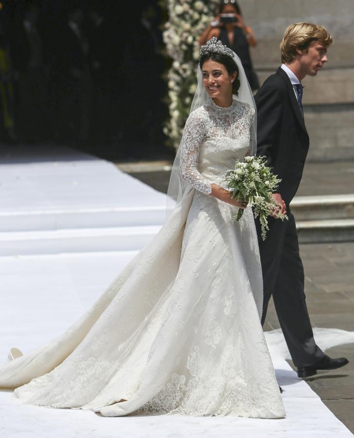 El vestido de Sassa de Osma es lo único que necesitas ver hoy para volver a creer en el amor (por los vestidos de novia, claro). La tiara que lució es el accesorio con el que soñamos cada día.