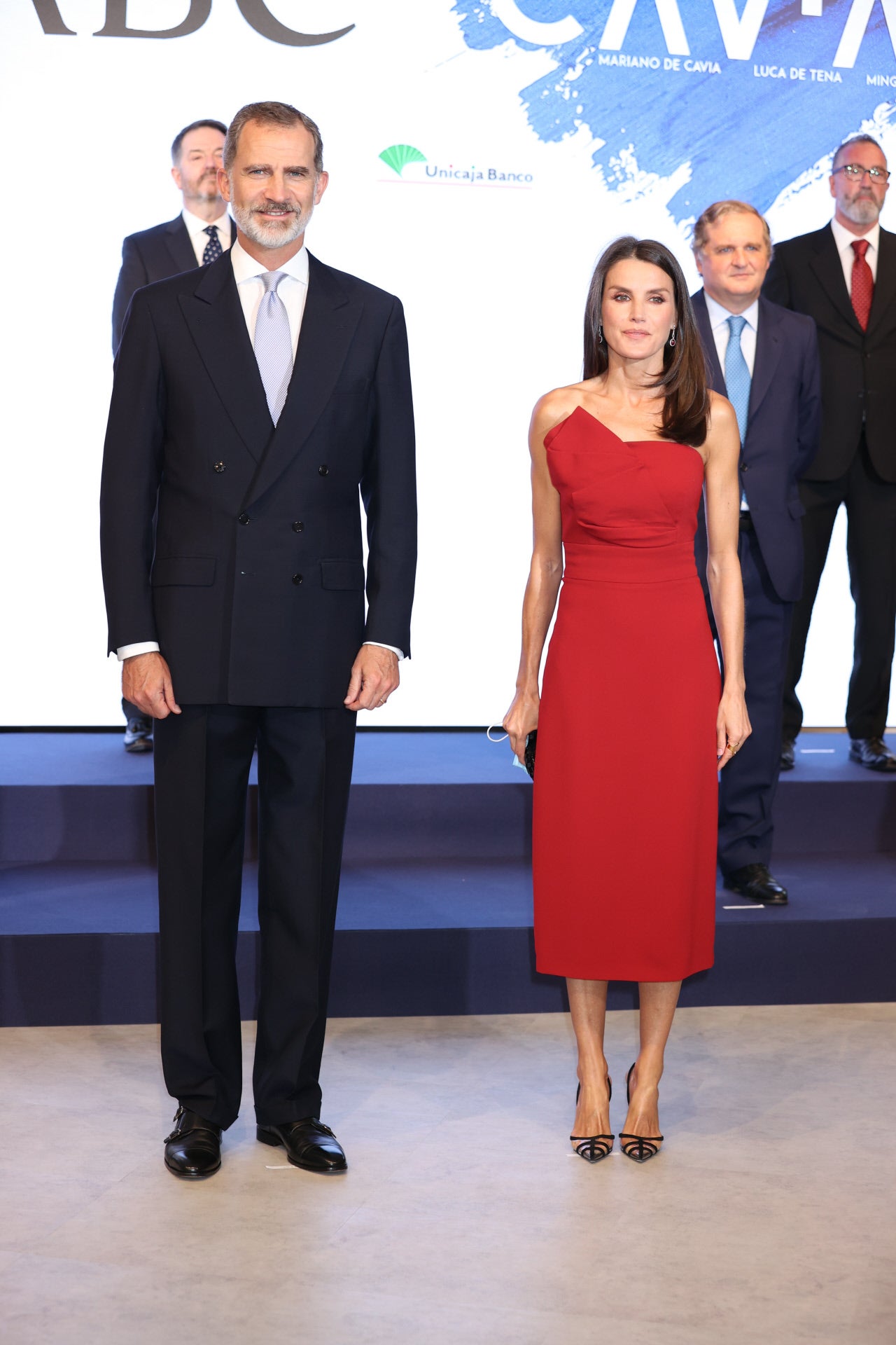 La Reina Letizia repitió  este vestido súper favorecedor de Roberto Torreta en los Premios Mariano de Cavia , un diseño que le sentaba como un guante y que demuestra que siempre arriesga, acierta y gana en sus citas con periodistas.