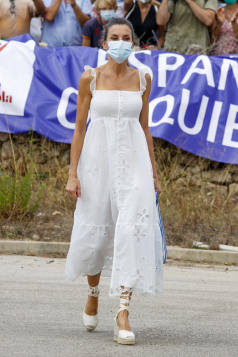 De sus looks de vacaciones, nos quedamos con  este favorecedor vestido de inspiración 'ad lib' de Uterqüe  que estrenó en Menorca. Tal fue su éxito, que está en lista de espera.