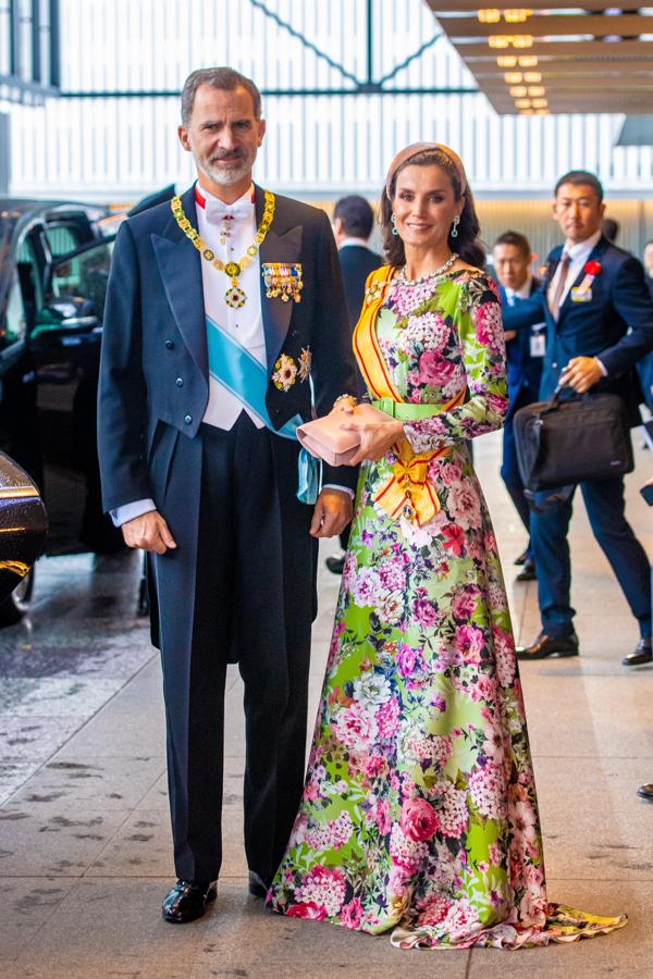 En la ceremonia solemne de entronización de Naruhito de Japón la Reina sorprendió con un atrevido  vestido con estampado floral de Matilde Cano  que le sentaba como un guante,