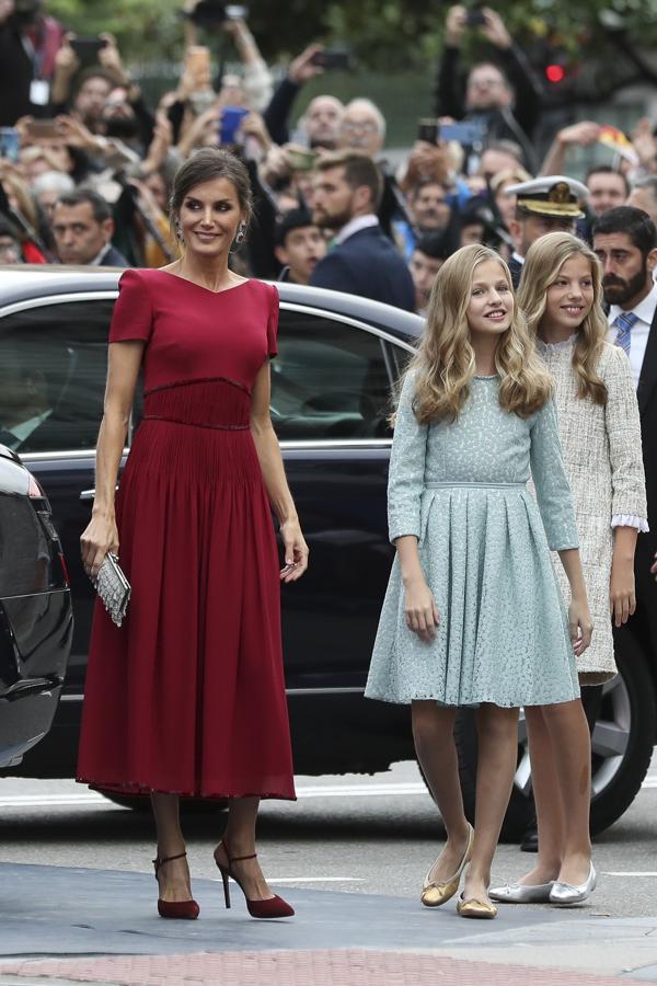 Este año,  en los Premios Princesa de Asturias  la Reina cedió todo el protagonismo a su hija Leonor, y apareció muy sobria y elegante con este vestido midi de Felipe Varela.
