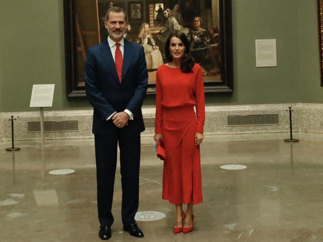 La Reina apostó por el 'rojo España' de una firma española con  este vestido de Massimo Dutti  con el que acudió al Museo de El Prado e inauguró la campaña 'Spain for sure'.