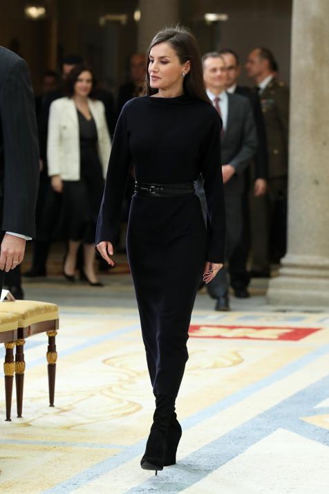 Uno de  nuestros looks favoritos del año de la Reina  ha sido este rompedor 'total black' que lució durante una audiencia en Zarzuela. El vestido ajustadísimo es de Cos, y lo combinó con sus botas 'over the knee' de Steve Madden.