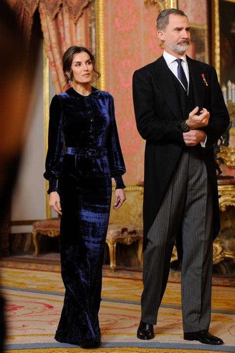 A principios del mes de febrero los Reyes presidieron la recepción al cuerpo diplomático, y la polémica saltó porque la Reina apostó por este vestido largo de terciopelo azul noche de Felipe Varela para un acto de día. Pero doña Letizia cumplió con el protocolo y  te lo explicamos aquí .