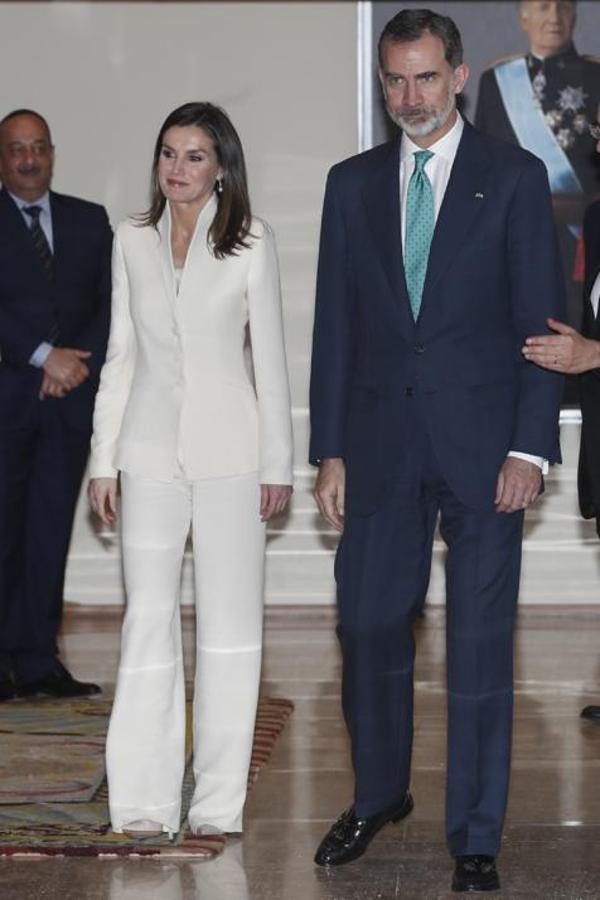 Y hablando de reciclaje de armario:  la Reina volvió a lucir el inolvidable traje de Armani  blanco que llevó el día de su pedida, hace 15 años. Esta vez, lo recuperó el día de San Valentín. ¿Puede ser más romántico?