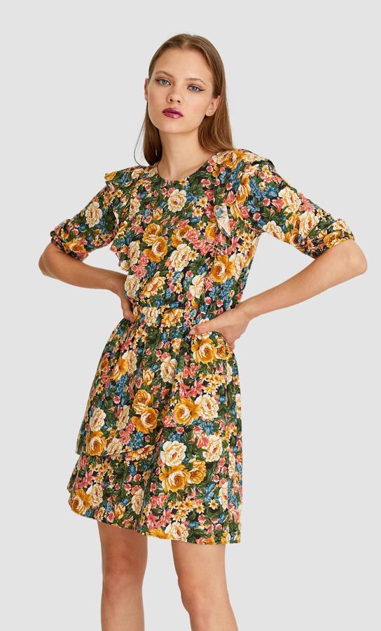 Vestido estampado con cintura ajustada, 25,99 euros.