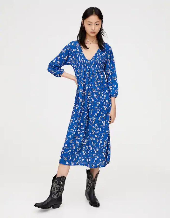 Vestido midi en color azul oscuro con estampado de flores a contraste,  25,99 euros .