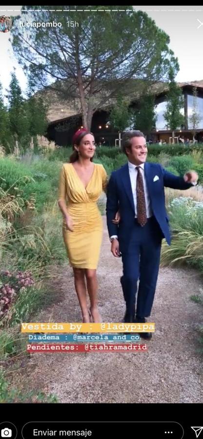 Lucía tampoco se quiso perder el enlace y al igual que su hermana María apostó por unas ondas al agua. Con un vestido mostaza de puntos blancos puso la nota de color.