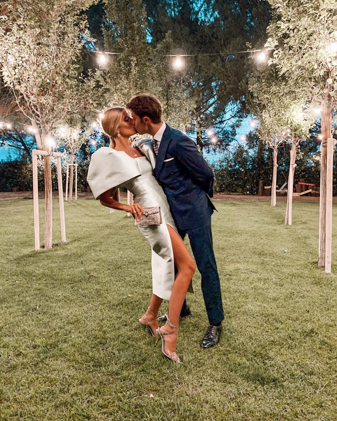 La influencer, que no se pierde ninguna boda, se coló entre las mejores vestidas con su diseño de mangas abullonadas.