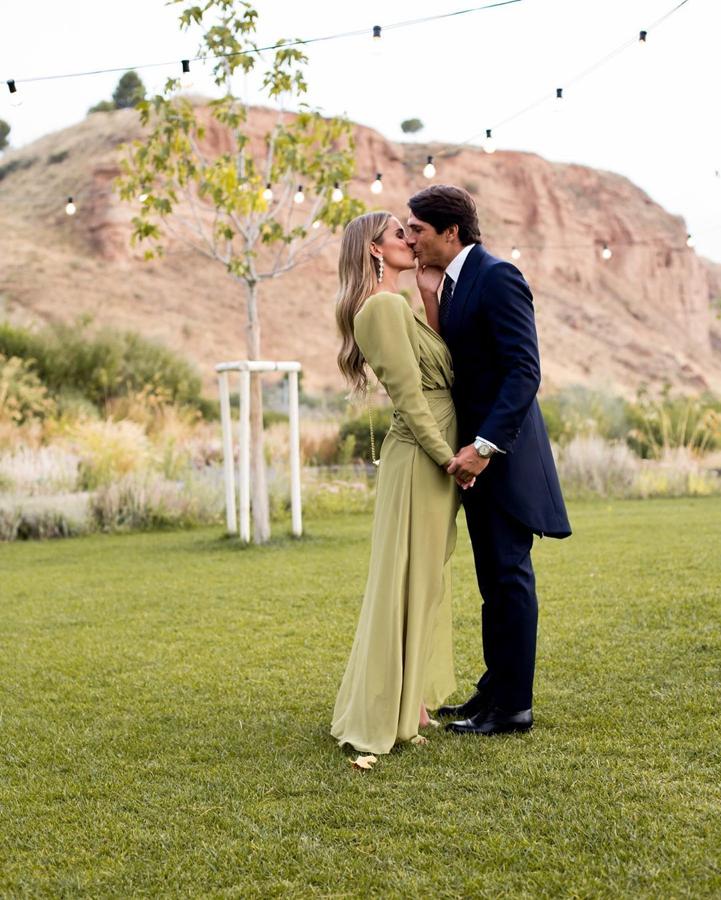 Después de su gran boda, el enlace de la pareja era un evento que la influencer esperaba con muchas ganas. La recién casada llevó  pendientes de MyPeeptoesShop  y un diseño verde de Fernando Claro.