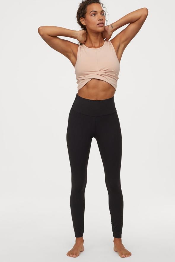 Mallas de deporte elaborados con tejido funcional para un secado más rápido. Es un modelo de talle alto con cintura elástica ancha y efecto moldeador en abdomen, caderas y piernas. El top corto, sin mangas y girado en el bajo también esta elaborado con tejido funcional. (9,99€)