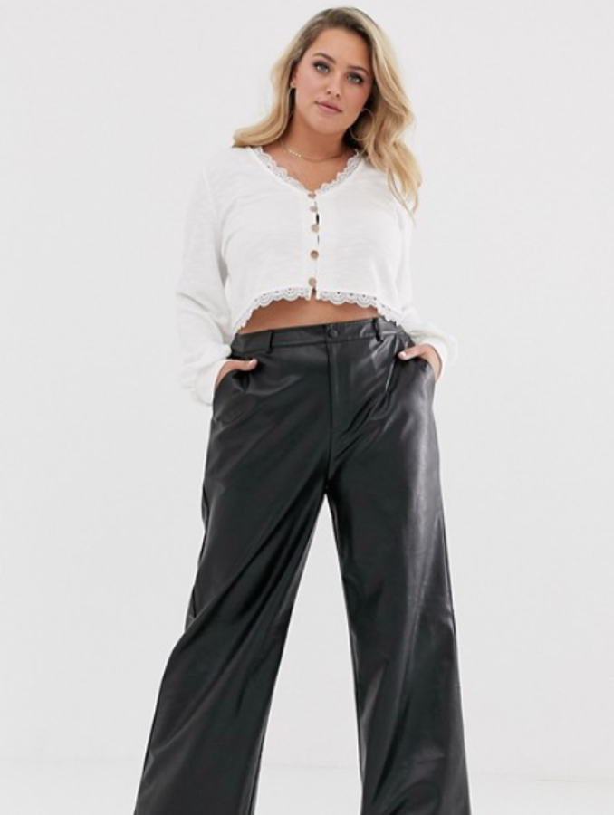 Pantalones de pernera ancha de cuero sintético de la marca Wild Honey Plus, disponible en Asos (46,99 euros).