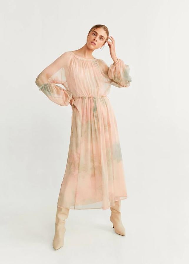 En Mango está disponible este vestido midi de gasa en tonos pasteles ideal para un look de invitada que cuesta 69,99 euros.