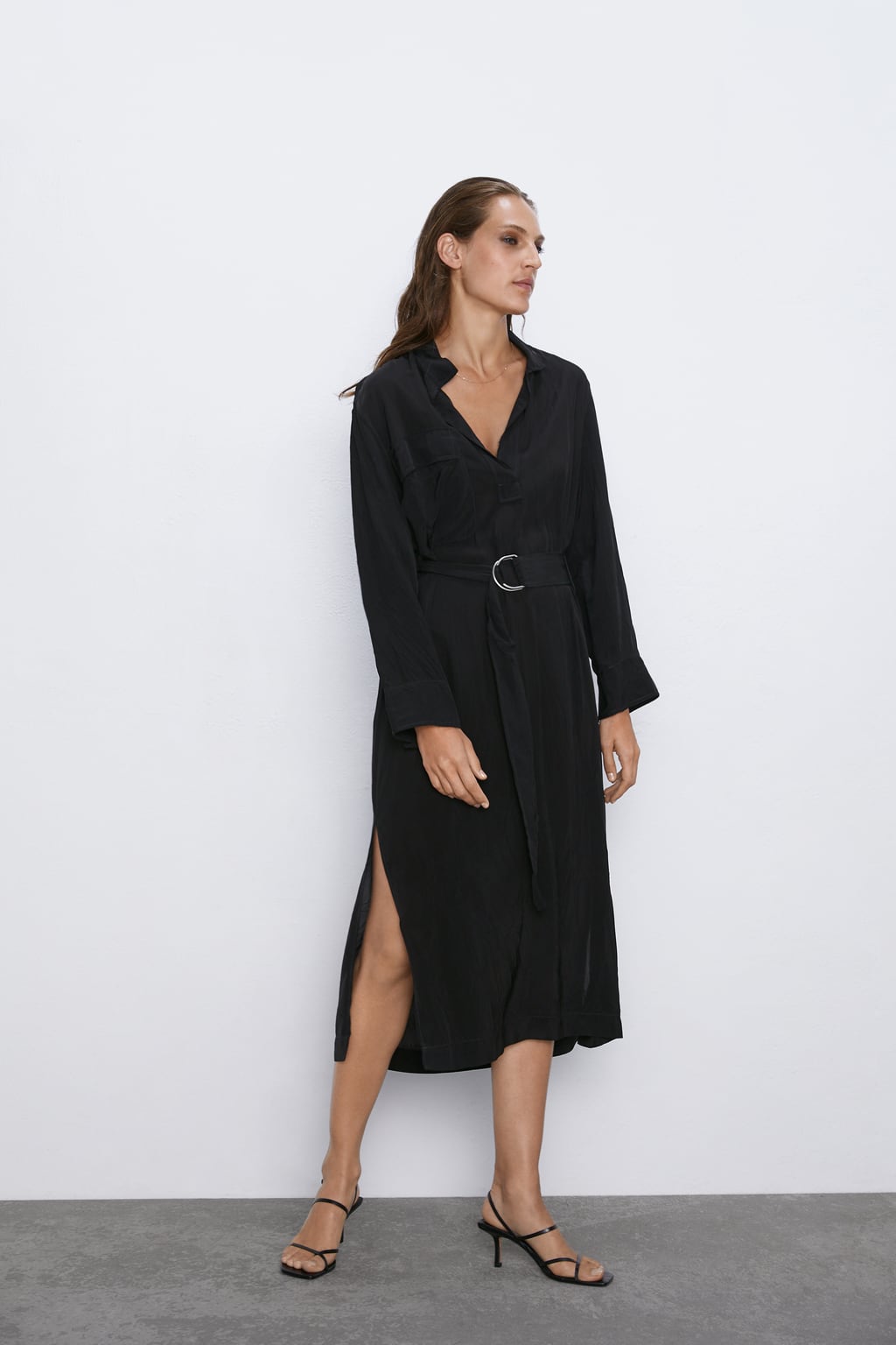 Vestido midi negro con cinturón efecto arrugado. Básico, versátil e ideal para casi cualquier ocasión. (69,95 euros).