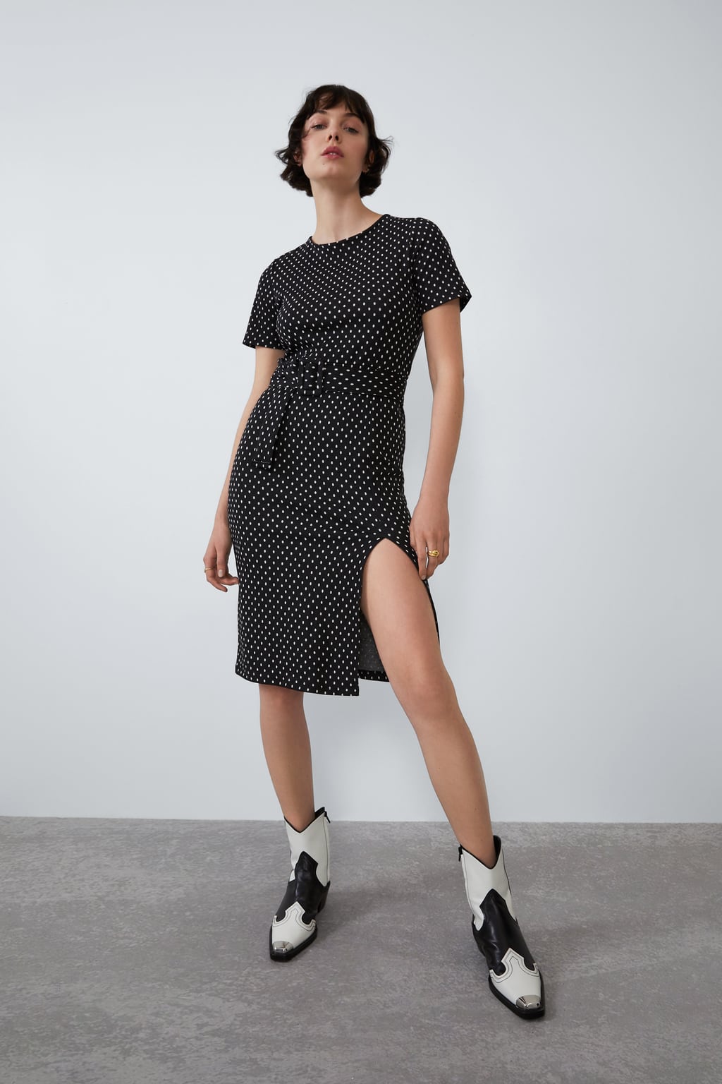 Vestido ajustado con estampado de lunares, abertura lateral en la pierna y cinturón de la nueva colección de Zara. Está disponible con otros dos estampados y cuesta 17,95 euros.