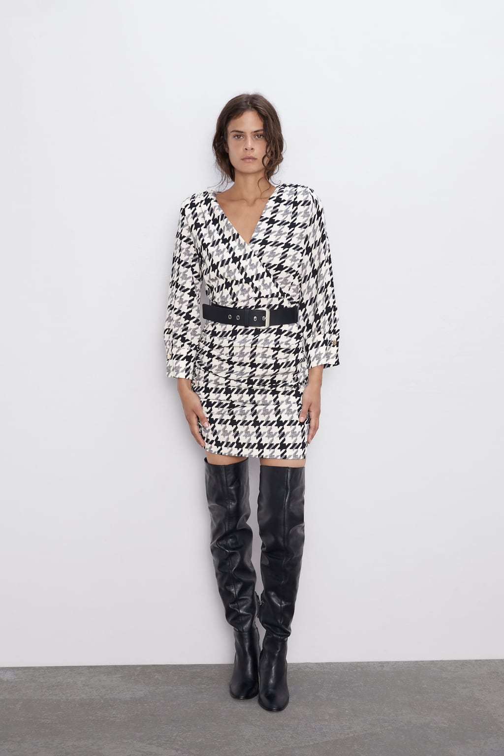 Vestido cruzado con estampado pata de gallo, una tendencia que viene pisando fuerte este otoño. (39,95 euros).