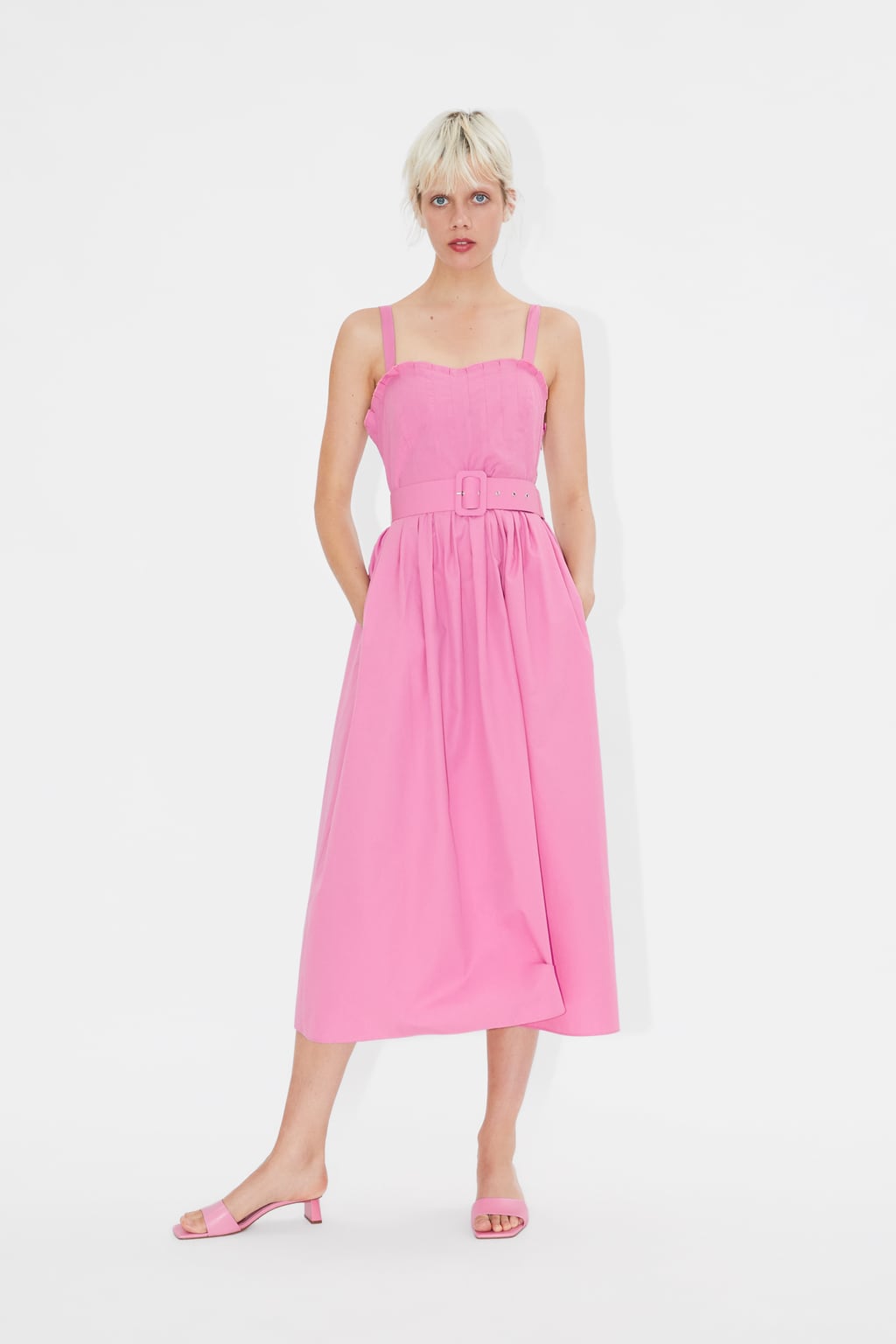¡Dale color al otoño! Vestido rosa popelín de Zara. (29,95 euros).