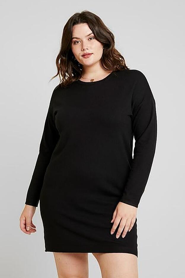 Una última versión curvy del vestido de punto negro básico que llega hasta la talla 54.
