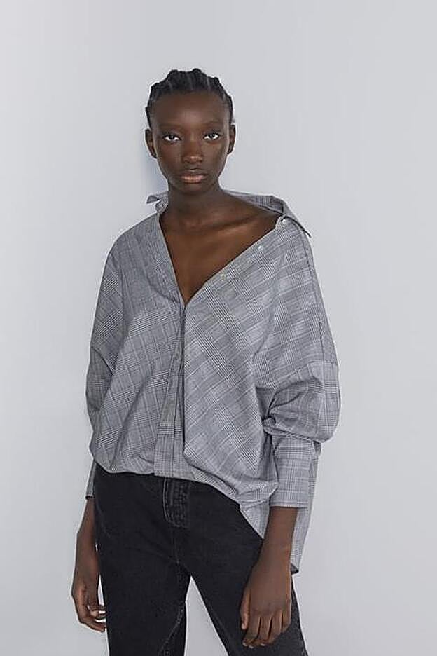 La sofisticada camisa de Zara que nos ha descubierto Alba Díaz, más en detalle.