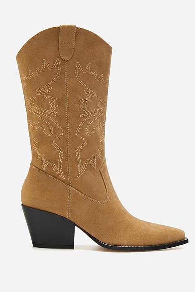 Las botas cowboy más baratas están en Lefties y cuestan 35,99 euros.