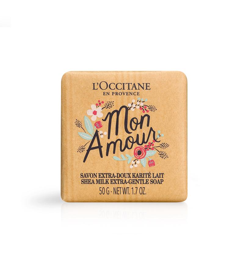Limpia la piel con suavidad envolviéndola en un suave y delicado aroma.Las hojas, los frutos secos y las flores de karité se mezclan en esta fórmula delicada que se convierte en un indispensable para todos los días. En esta edición limitada, el jabón se viste con el colorido de la famosa marca de papelería Rifle Paper Co.,basada en el arte de vivir, con un bonito mensaje para tu piel, Mon Amour. (4,50 €).