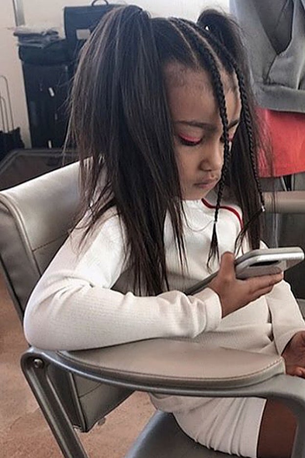 Peinada por los estilistas de su madre y con una sombra neón en los ojos, North West es la viva estampa de una fashionista en versión mini.