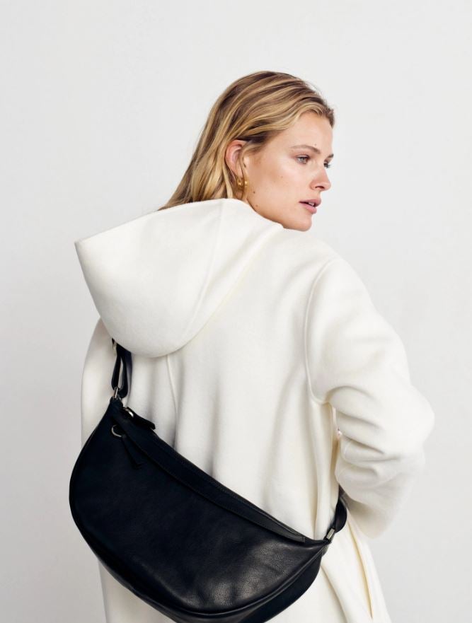 Y hablando de maxi bolsos cómodos, nos hemos enamorado de este modelo bandolera XXL de Mango (59.99 euros).