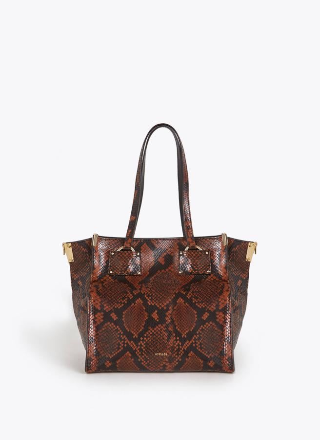 Cómodo, de plena tendencia y con gran capacidad para nuestros viajes, este maxi bolso con acabado de piel de serpiente de Uterqüe es una alternativa perfecta al bolso de Vicky Martín Berrocal (199 euros).