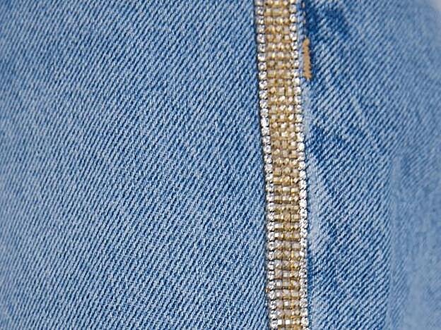 Cuenta con detalle de abalorios a través de bandas laterales.