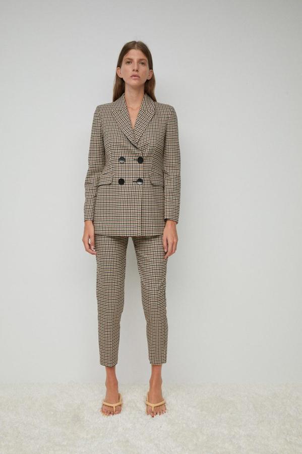 Traje de pata de gallo de pantalón pitillo (25,99 euros) y blazer larga cruzada (45,99 euros) de Sfera.