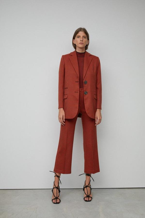 Traje de pata de gallo naranja con pantalón pesquero (25,99 euros) y blazer larga (59,99 euros) de Sfera.