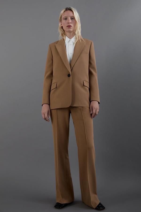 Traje camel de Zara con pantalón flase (29,99 euros) y blazer larga con botón (59,99 euros).