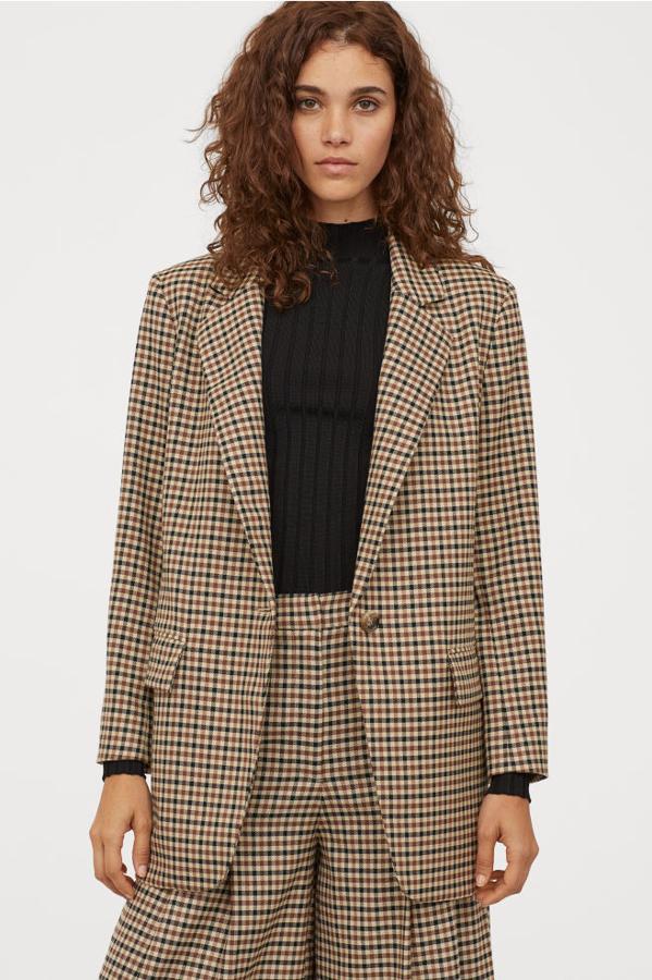 Traje de cuadros en tonos marrones con americana (69,99 euros) y pantalón estilo bermuda (35,99 euros) de H&M.