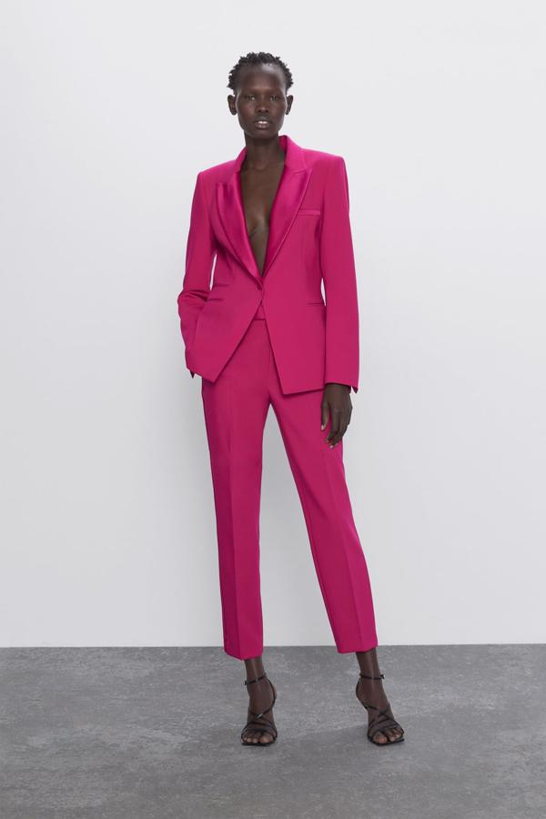 Traje rosa fucsia de Zara con maericana con solapas satinadas (49,95 euros) y pantalón de corte estrecho (29,95 euros)..