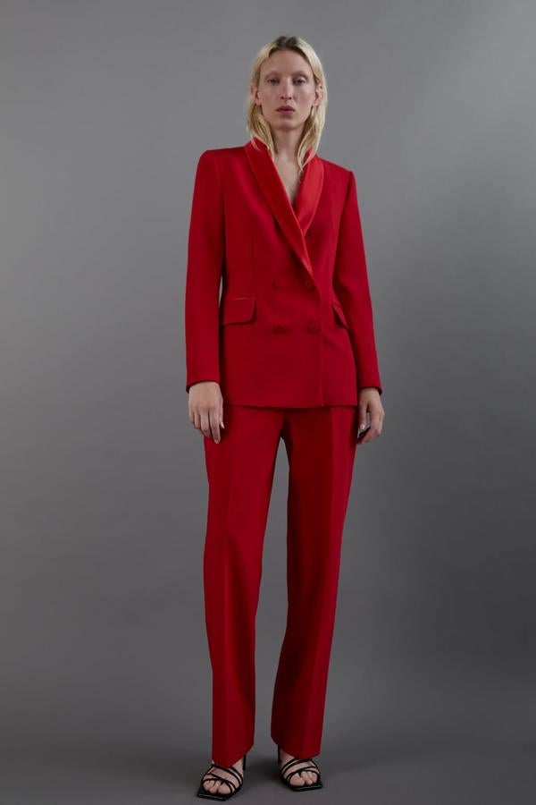 Traje tipo smoking en color rojo de pantalón de pinzas (29,95 euros) y americana (49,95 euros) con solapa satinada de Zara.
