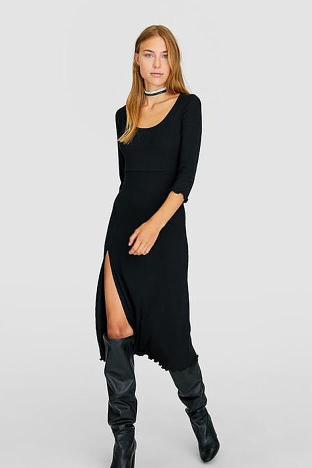 Vestido midi básico en color negro de canalé, 19,99 euros.
