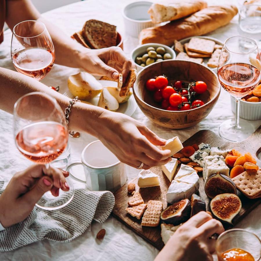 Ahora que llega el otoño, los planes en casa se antojan cada vez más apetecibles. Nosotras ya nos imaginamos una noche de chicas y 'cheese&wine' regado con un delicioso Viña Esmeralda Rosé. Por qué brindar lo elegís vosotras...