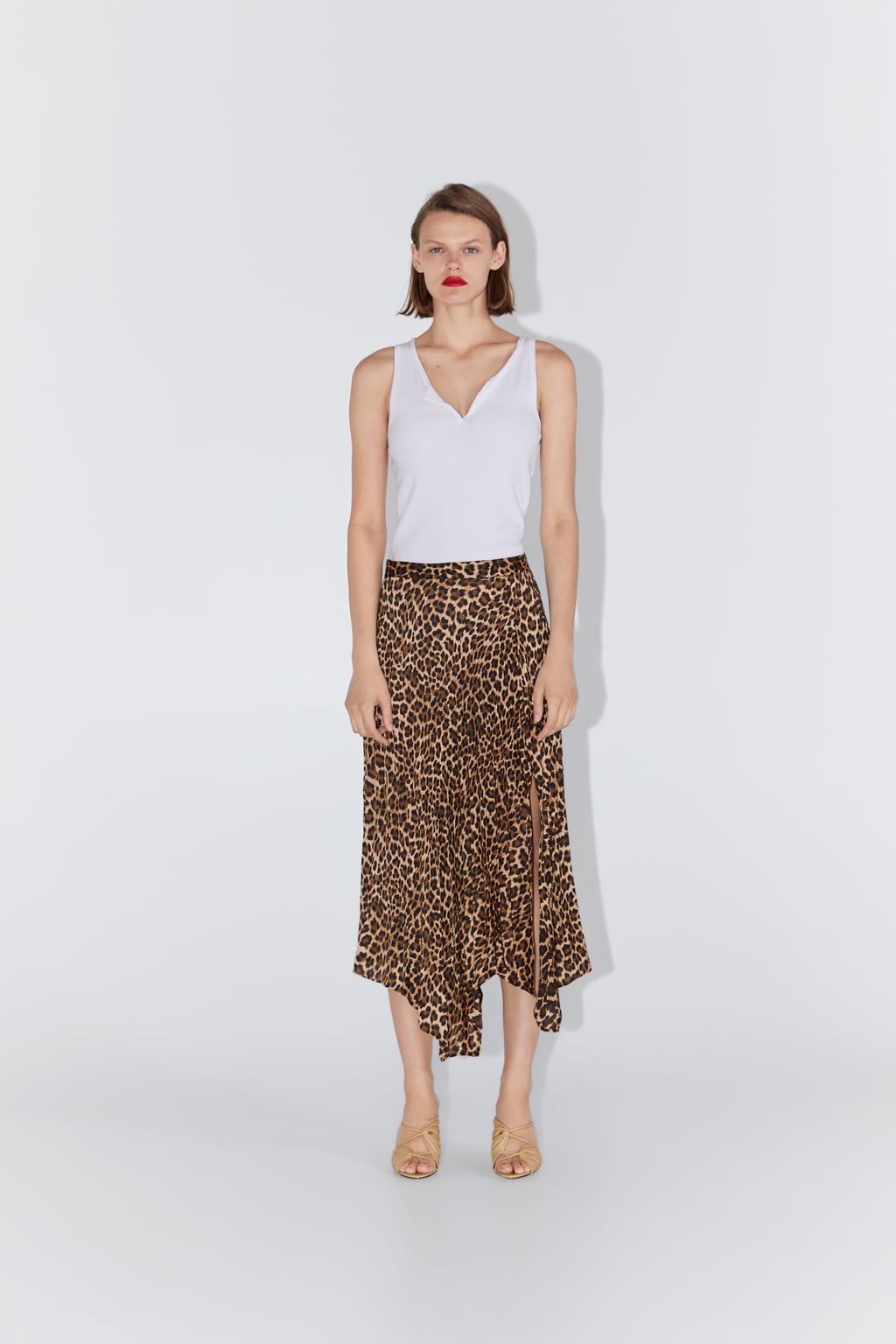 Falda asimétrica con apertura lateral de Zara. (29,95 euros).