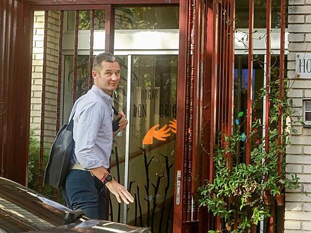 Ilaki Urdangarin a su llegada al centro donde realizará las labores de voluntariado.