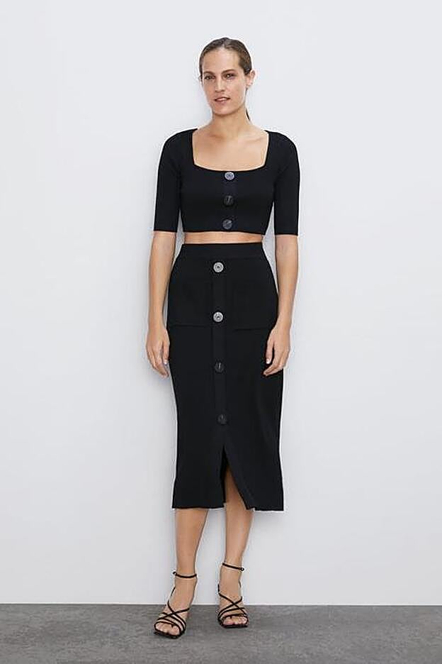 El conjunto de punto de falda midi adornada con botones y crop top de Zara.