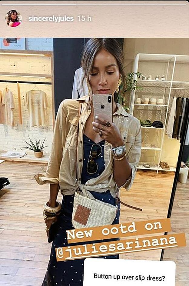 La influencer lució compartió en sus stories este look con camisa por encima de su vestido veraniego de tirantes.
