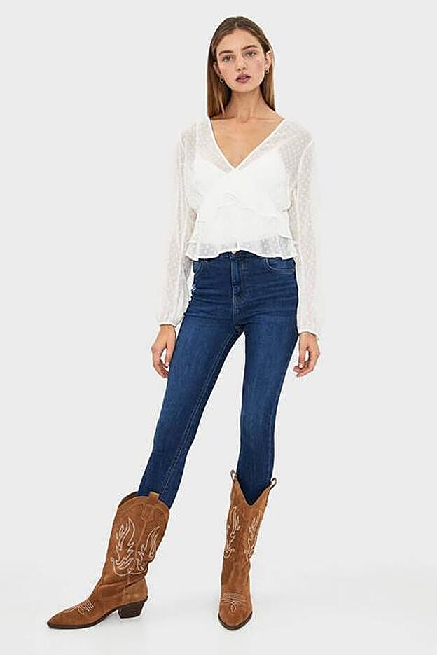 Blusa plumeti con volantes de Bershka. (15,99 euros).