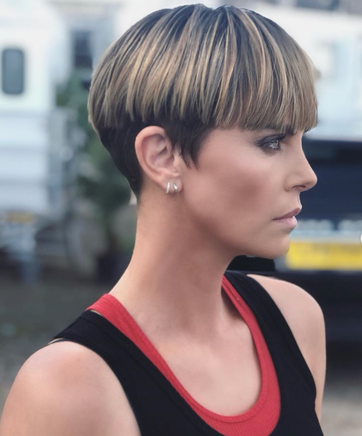 Su último cambio de look ha revolucionado la tendencia de otoño. Se trata de un corte obra de su peluquero de cabecera, Adir Abergel, inspirado en la top model de los 90 Linda Evangelista. Apenas requiere peinado y es comodísimo, pero requiere un retoque cada cuatro semanas para que mantenga la forma.