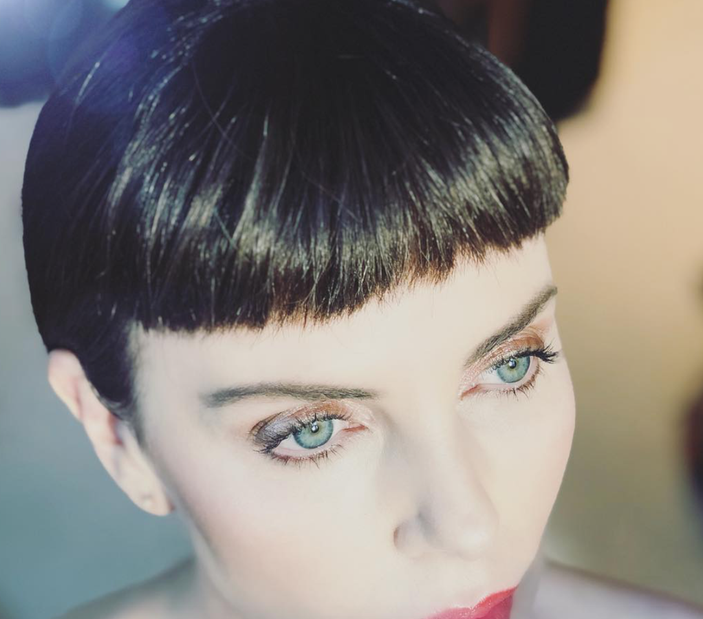 De inspiración años 60, este flequillo francés o baby queda bien a los rostros alargados y ovalados, ya que acorta visualmente la cara. Lo reconocemos: es un look difícil de llevar, pues requiere mucho mantenimiento (para controlar el largo) y unas cejas perfectas. Sin embargo, como todos los flequillos, rejuvenece muchísimo y en este estilo aporta un chic especial.