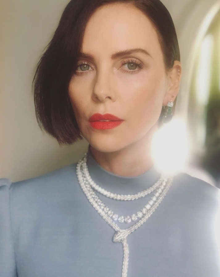 En enero, en los Oscar de este año, varias actrices de primera fila coincidieron con un cambio de look de rubias a morenas. Sin embargo, fue Charlize Theron la que se llevó la palma de la espectacularidad con este corte por encima de la mejilla, ligeramente ondulado y de un castaño color chocolate. No puede tener más estilo.