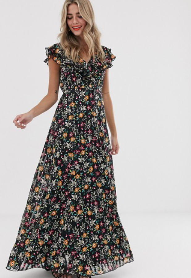 Vestido largo de chifón con detalle de volante y estampado floral de Twisted Wunder (89,99 euros en Asos). Lleva cuello en V, ribetes de volante y cinturilla elástica en la parte posterior.