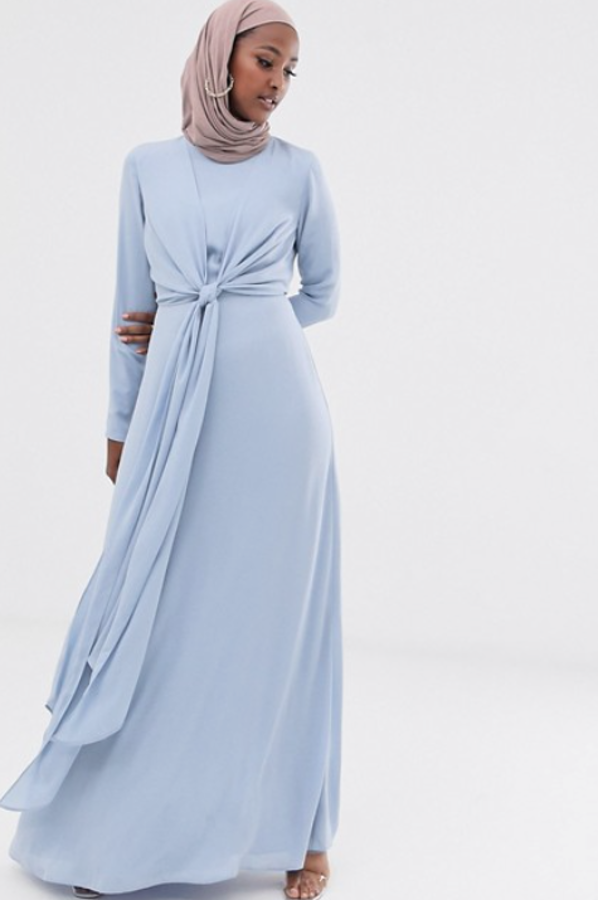 Vestido largo de manga larga con cintura cruzada de Asos Design (57,99 euros). Lleva una capa cruzada en laparte superior y la falda larga de corte amplio. Cierra con cremallera y corchete en la parte posterior.