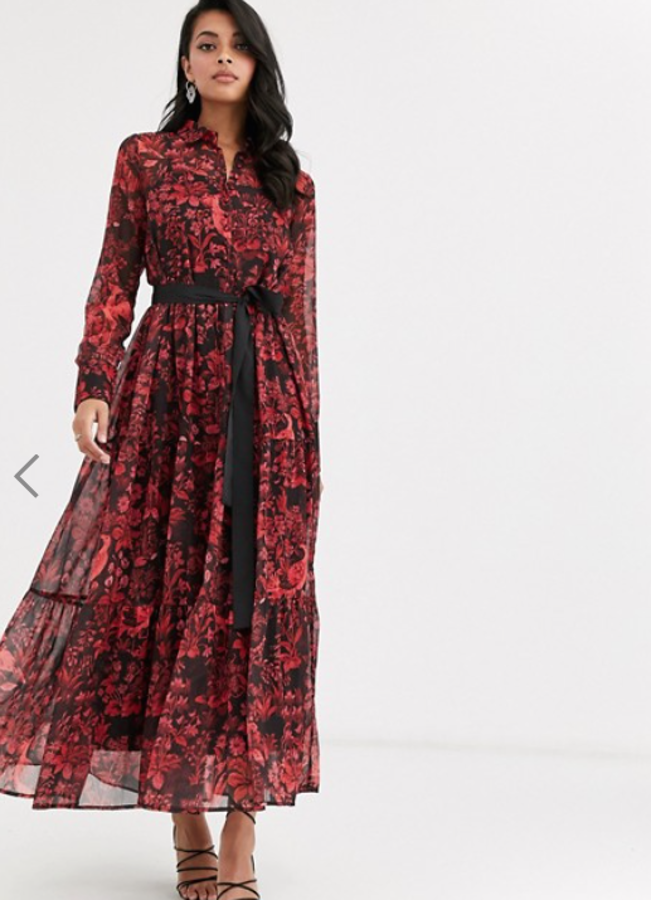 Vestido camisero con botones y lazo a la cintura y estampado barroco de pájaros de la firma Hope & Ivy. Lleva cuello italiano, tapeta de colore sy laoz anudado en la cintura (110,99 euros en Asos).