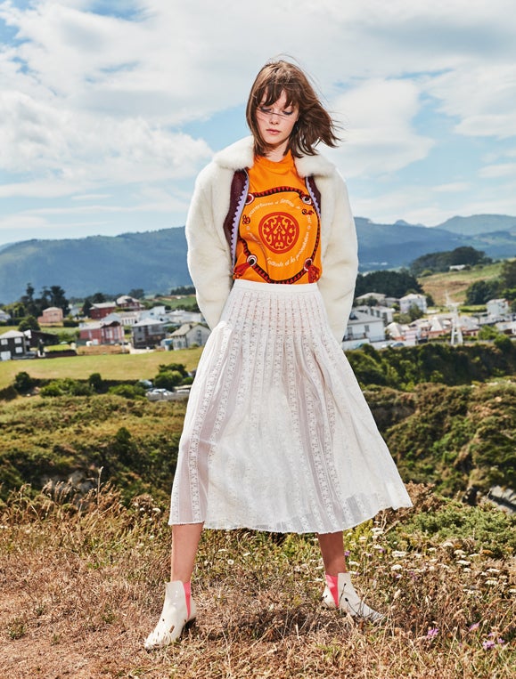 Chaqueta y falda de Bally. La camiseta la firma Hermès y los botines, Pretty Ballerinas.